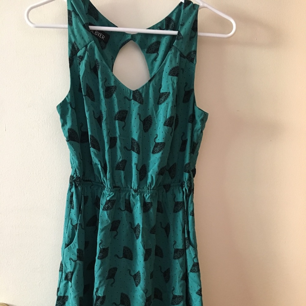 Jr Sleeveless Dress w Fan Print & Keyhole Back